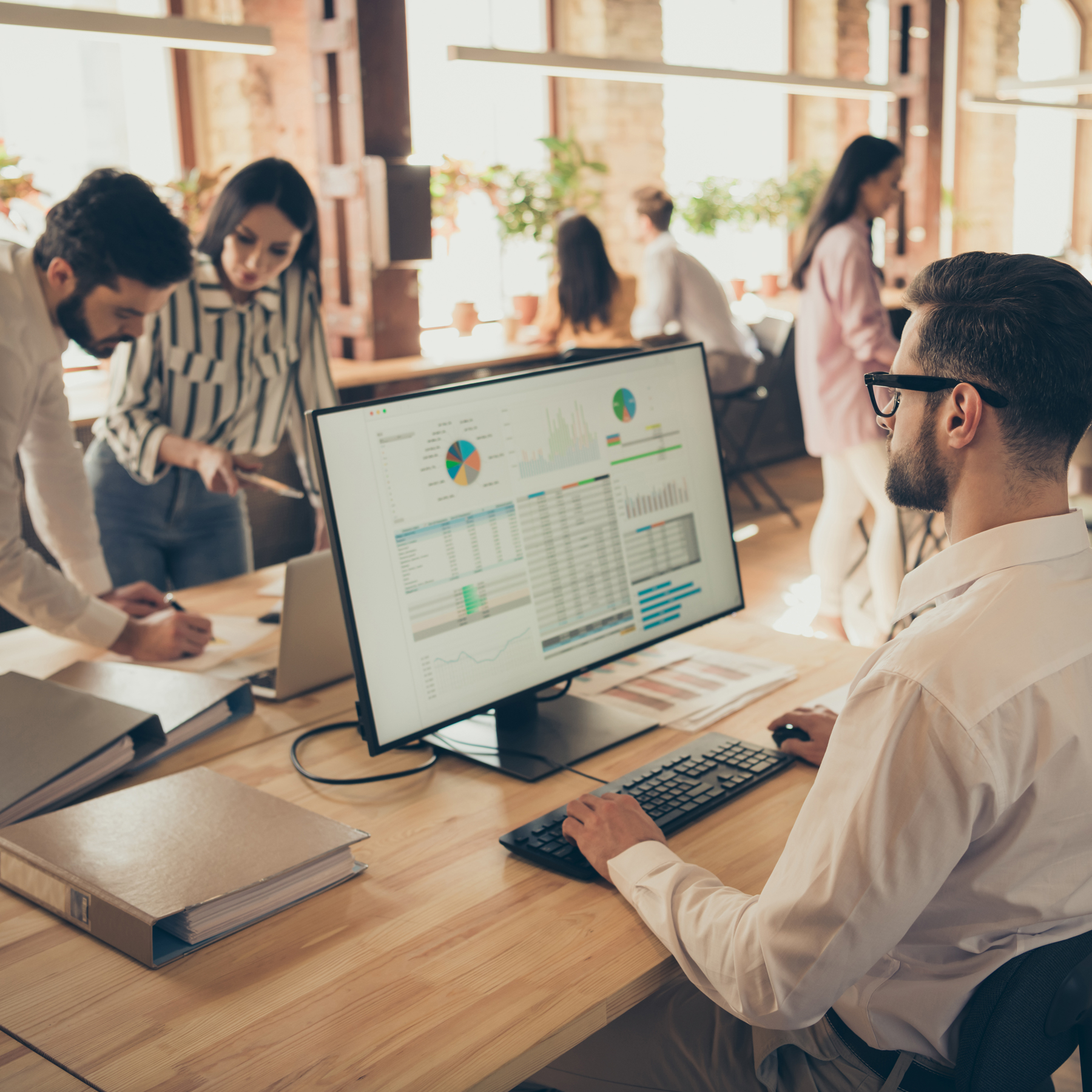 Sechs Personen arbeiten in einem Office Space