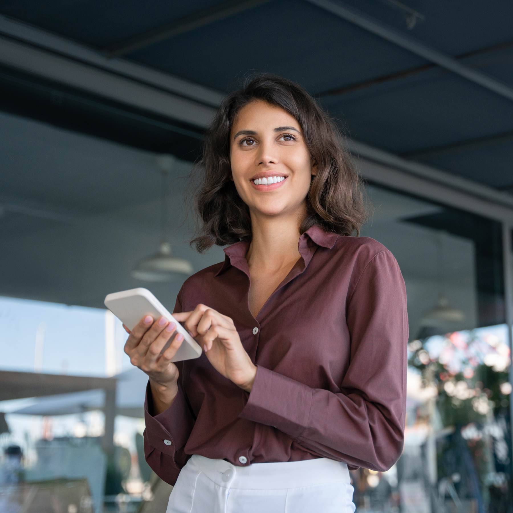 Junge Frau mit einem Mobiltelefon