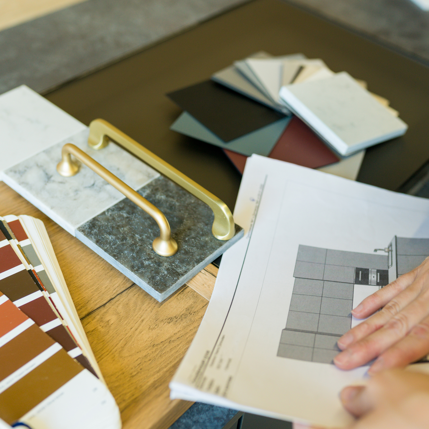 Planung und Farbwahl für eine Einbauküchen