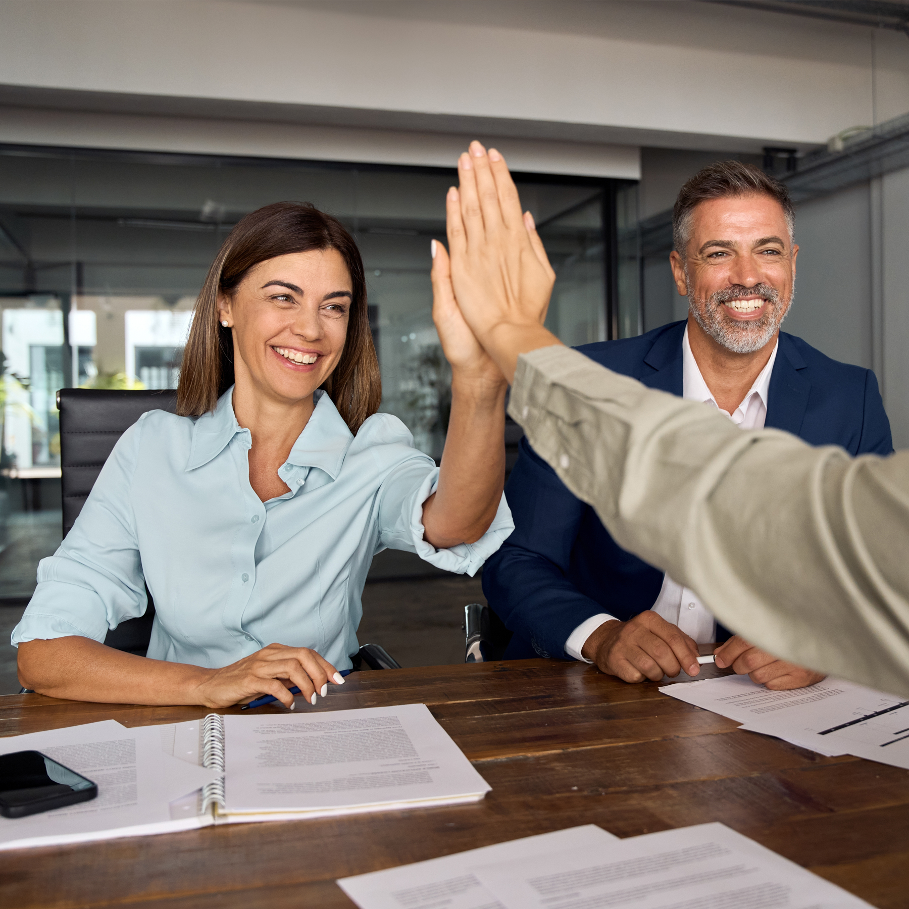 Ein Mann und eine Frau schließen einen Kaufvertrag ab
