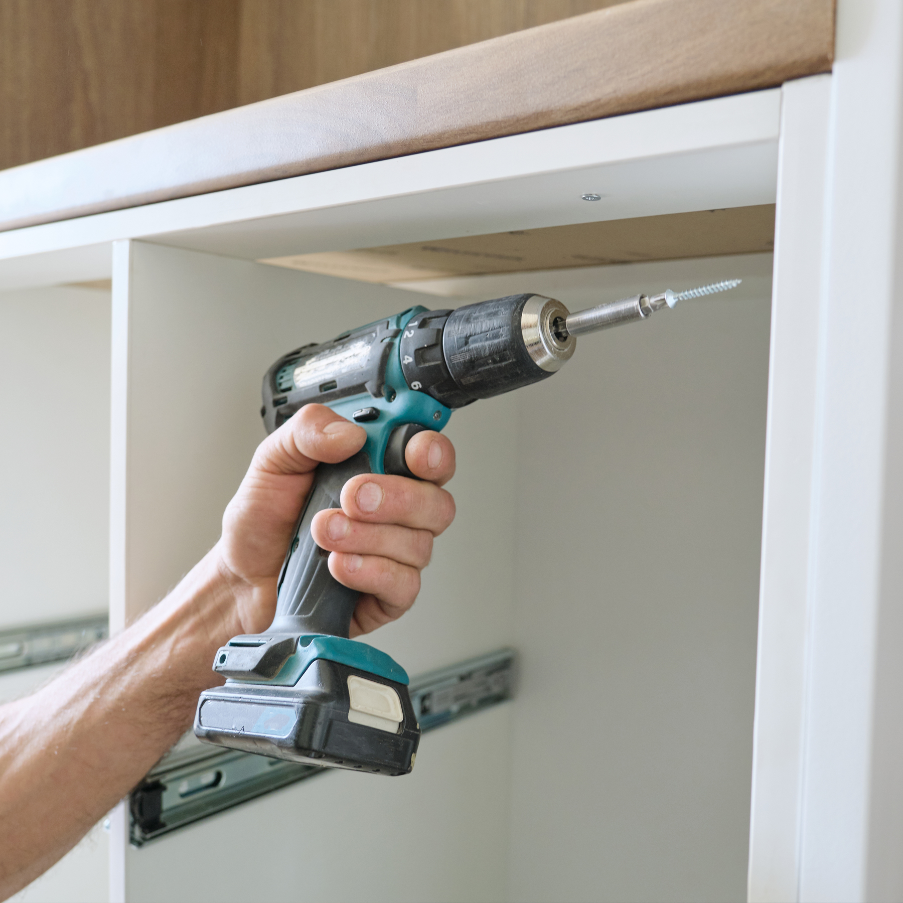 Schrank wird mit einem Akkuschrauber montiert