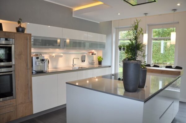 Moderne Designküche in Bedburg Hau von Küchen Rennings